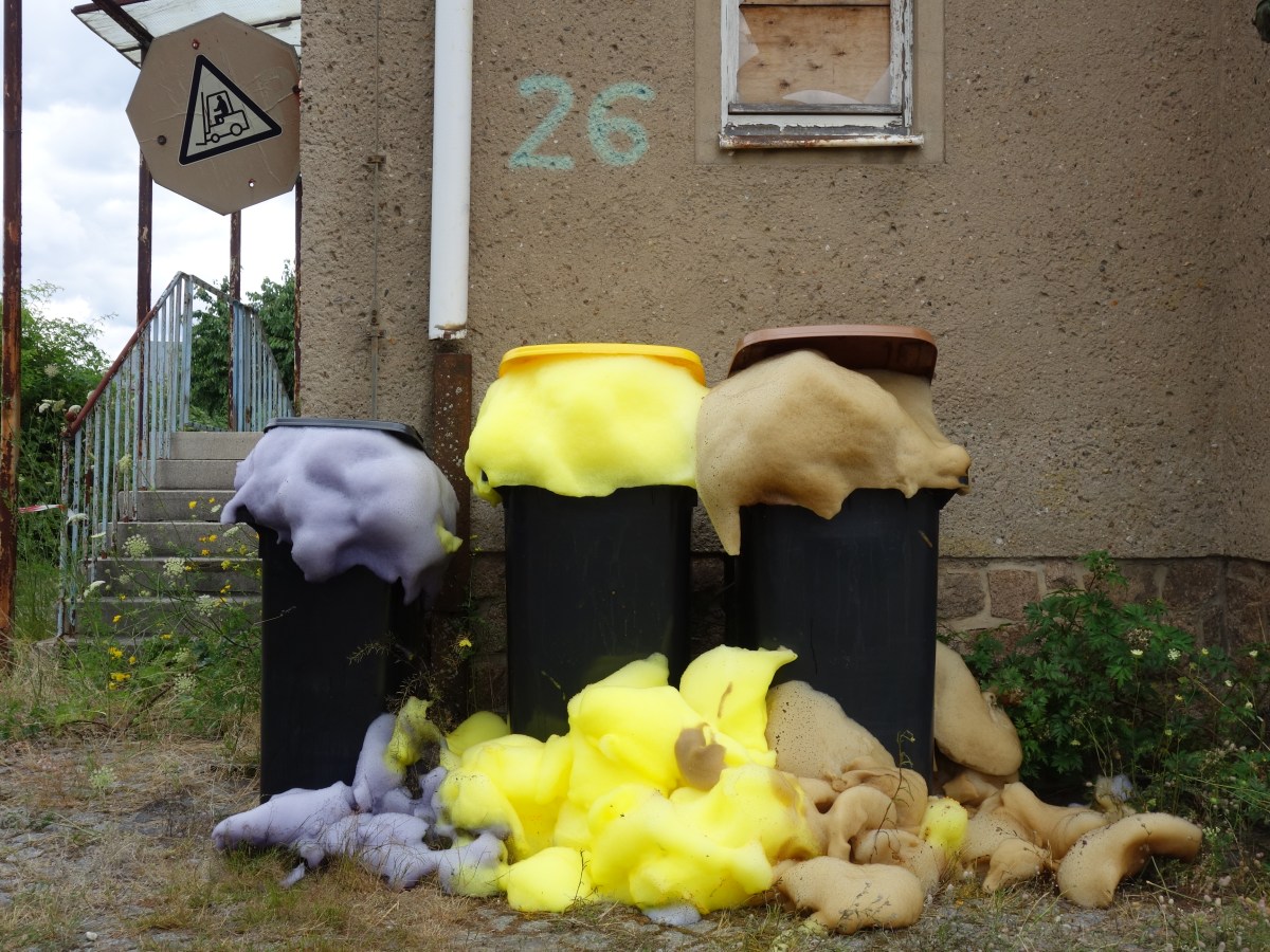 trash cans – inside&nbsp;out